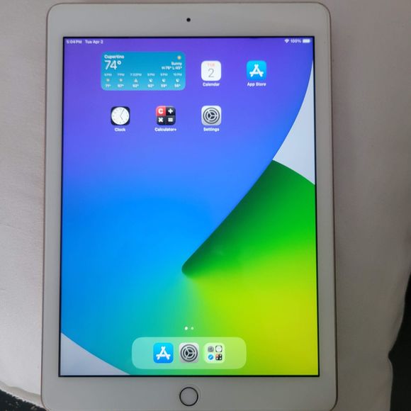 Apple iPad 6th Generation 32g With Accessories ~ Full Package - Picture 2 of 9